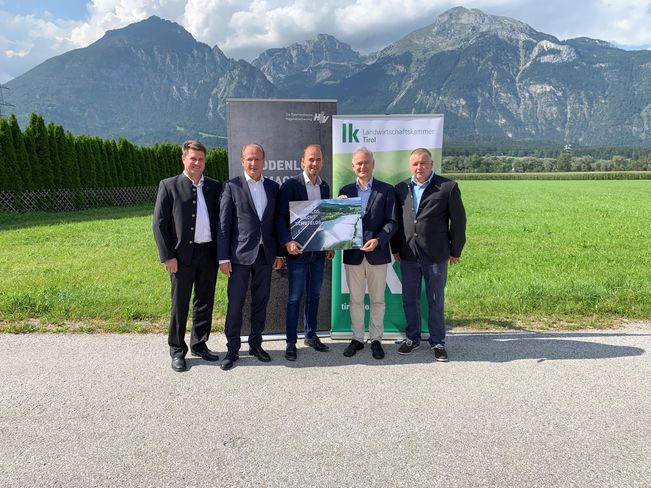 v.l.n.r.: Ing. Norbert Jordan, Landesleiter Tirol Österreichische Hagelversicherung; Dr. Kurt Weinberger, Vorstandsvorsitzender Österreichische Hagelversicherung; Ing. Josef Hechenberger, Präsident LK-Tirol; Univ.Prof. Dipl.-Ing. Dr. Helmut Habersack, Universität für Bodenkultur Wien; Nikolaus Zeindl, Landwirt © (ÖHV) v.l.n.r.: Ing. Norbert Jordan, Landesleiter Tirol Österreichische Hagelversicherung; Dr. Kurt Weinberger, Vorstandsvorsitzender Österreichische Hagelversicherung; Ing. Josef Hechenberger, Präsident LK-Tirol; Univ.Prof. Dipl.-Ing. Dr. Helmut Habersack, Universität für Bodenkultur Wien; Nikolaus Zeindl, Landwirt © (ÖHV)