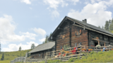 Die Hinterkuchlberghütte auf den Lackenalmen liegt auf 1.640 Metern und gehört zu den ältesten Almhütten und den beliebtesten Wanderzielen rund um den Altenmarkter Hausberg, den Lackenkogel. © Mooslechner