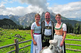 Mit den Sennerinnen Julia und Sophia machte Almbauer Sepp Springl vom Aschbachhof in Schönau am Königssee einen Glücksgriff, wie er selbst sagt. © Mooslechner