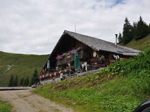 Die Tödlingalm liegt am Fuße des Hundsteins auf 1.800 Metern Seehöhe und der Blick auf die umliegenden Dreitausender bei einem nahezu 360-Grad-Panorama am Weg zur Hütte sucht seinesgleichen. © Mooslechner