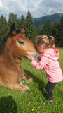 ,,Liebe Grüße vom Horn mit meinem lieben Fohlen Flora", wünscht Lena vom Sperwöhr aus Rußbach. © Salzburger Bauer/Höll