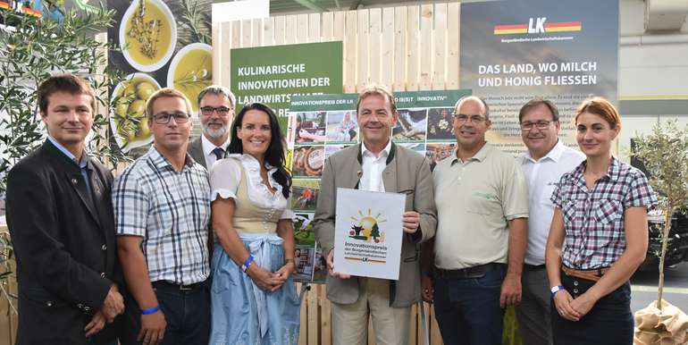 Präsident Berlakovich präsentiert im Rahmen der Eröffnung des Innovationsstandes der Bgld. Landwirtschaftskammer das neue Logo des Innovationspreises v.l.n.r.: KR Ing. Martin Koch, KR Peter Wachter, Markus Tuider (GF Burgenland Messe), KR Doris Kollar-Lackner, Präsident NR DI Nikolaus Berlakovich, DI Günther Kurz (Öst. Hagelversicherung), Prok. Paul Brunner (Pioneer), KR DI Carinna Laschober-Luif © Hettlinger/Bgld. LK