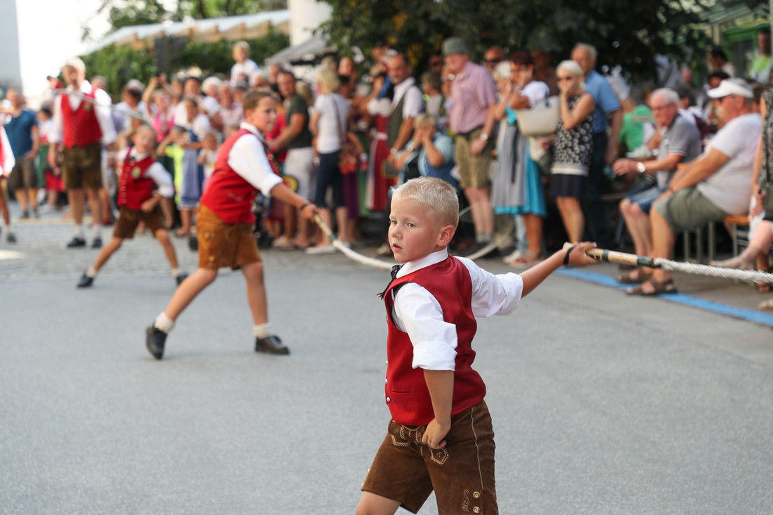 Die Reiter- und Schnalzergruppe beim Bauernherbst-Festumzug in Saalfelden. © SalzburgerLand Tourismus