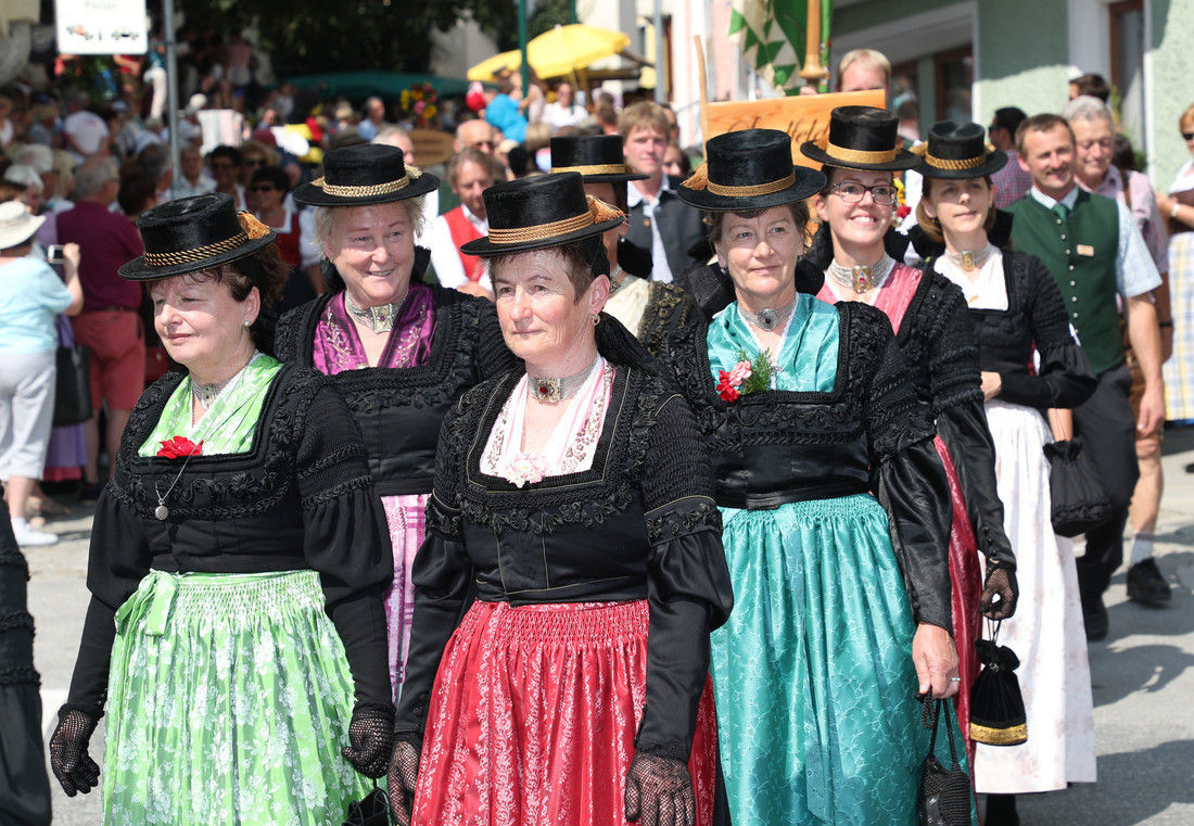 Trachtenfrauen Saalfelden mit ihren kostbaren Gewändern beim Bauernherbst-Festumzug. © SalzburgerLand Tourismus