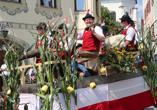 Die Saalfeldner Holzmusi auf dem feierlich geschmückten Festwagen. © SalzburgerLand Tourismus