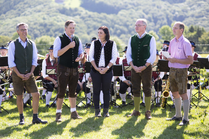 Interview auf der Weide NÖ Alm- und Weidewirtschaftsverein-Obmann Josef Mayerhofer (re) stellte Österreichs Bauernbundpräsidenten Georg Strasser (v.l.), LK NÖ Präsident Johannes Schmuckenschlager, Bundesministerin a.D. Elisabeth Köstinger und NÖ LH-Stv. Stephan Pernkopf Fragen zur Zukunft der Almwirtschaft. Mehr Fotos gibt es unter lko.noe.at in der Galerie. © LK NÖ/Franz Gleiß