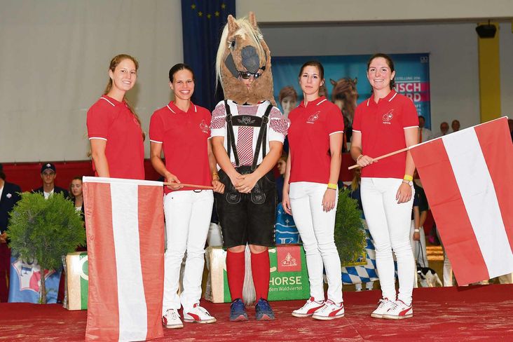 Das Bronzeteam Nina Baswald, Viktoria Riegler, Rebecca Mittermair und Patricia Schabhüttl mit Maskottchen. © Hans Kraus