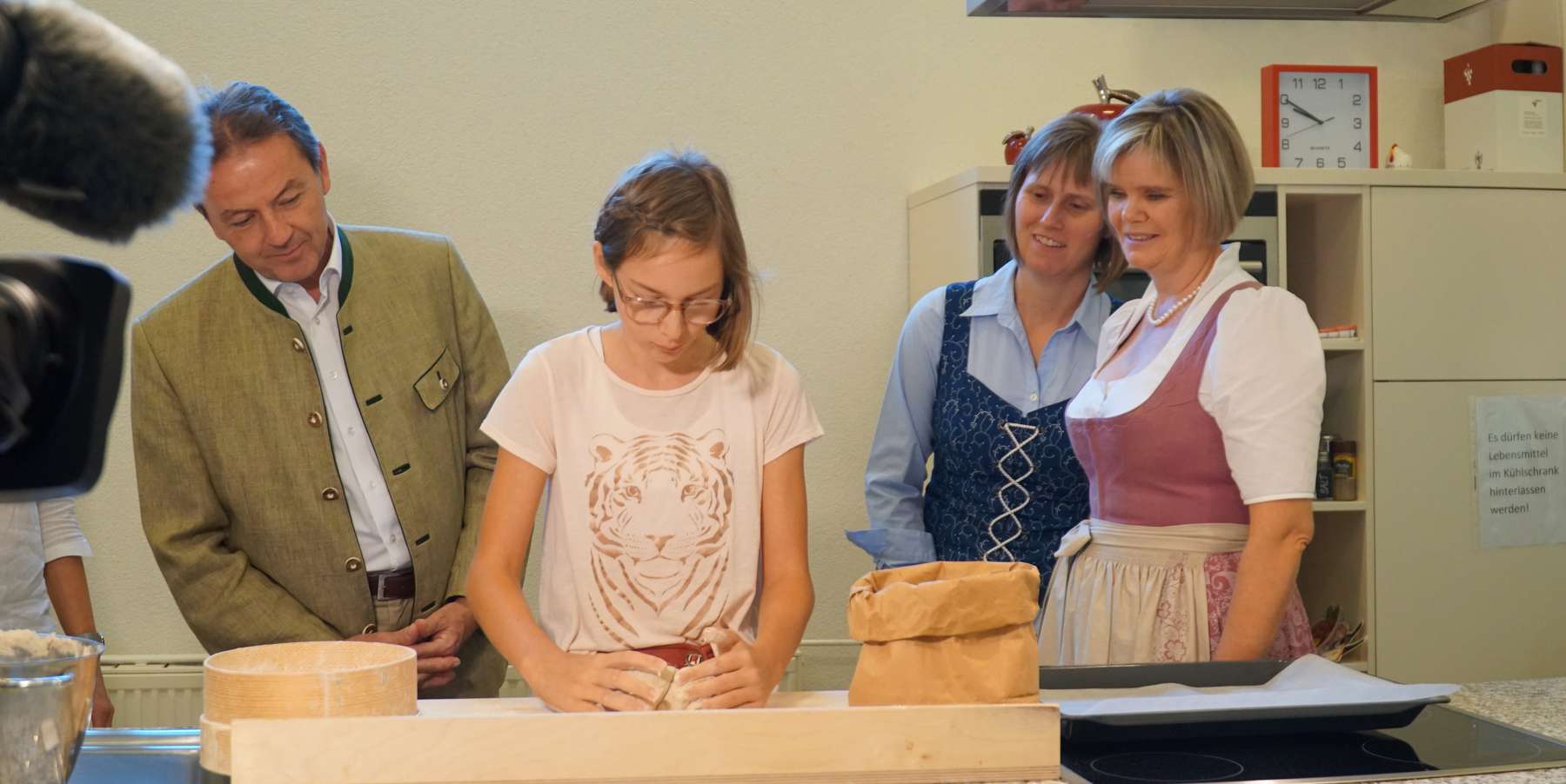 Nachwuchsbäckerin Iris Milalkovits zeigt, wie sie ihre Speckwurzerl formt. © Magdalena Kaiser/LK Burgenland
