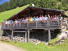 Vertreter der Almwirtschaft, der Landwirtschaftskammern, der AMA und des BMNT überzeugten sich vor Ort über Chancen und Möglichkeiten der automatischen Futterflächenfeststellung. © Gerhard Koch