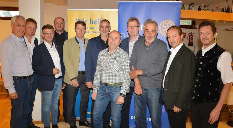 Bgm. Hermann Jantschgi (Gemeinde Kirchbach), Leopold Astner (Agrarbezirksbehörde), Markus Tschischej und Gerald Waldner (Lions), Georg Messner (Raiffeisenlandesbank), Franz Wiedenig (Lions), Christoph Flaschberger (Obmann Wassergenossenschaft), Hans Lederer (Rotary), Armin Herzog (Rotary), LK Präsident Johann Mößler, Hans Rogy (Raiffeisenbank Hermagor). © Hans Jost Bgm. Hermann Jantschgi (Gemeinde Kirchbach), Leopold Astner (Agrarbezirksbehörde), Markus Tschischej und Gerald Waldner (Lions), Georg Messner (Raiffeisenlandesbank), Franz Wiedenig (Lions), Christoph Flaschberger (Obmann Wassergenossenschaft), Hans Lederer (Rotary), Armin Herzog (Rotary), LK Präsident Johann Mößler, Hans Rogy (Raiffeisenbank Hermagor). © Hans Jost