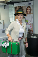 In jeder kleinen Reisetasche ist Platz für eine Kernölflasche. Vizepräsidentin Maria Pein mit den Kofferanhängern in Kernölflaschen-Form. © Kristoferitsch In jeder kleinen Reisetasche ist Platz für eine Kernölflasche. Vizepräsidentin Maria Pein mit den Kofferanhängern in Kernölflaschen-Form. © Kristoferitsch