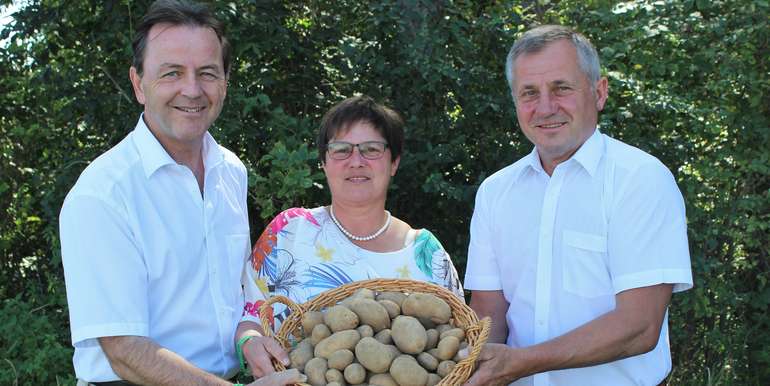 Präsident Berlakovich und Familie Wiedenhofer präsentieren regionale Erdäpfel von hervorragender Qualität. © Stefan Wildzeiss Präsident Berlakovich und Familie Wiedenhofer präsentieren regionale Erdäpfel von hervorragender Qualität. © Stefan Wildzeiss