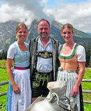 Zu Gast in Bayern – dieses Jahr durften wir Julia und Sophia mit Almbauern Sepp Springl auf der Priesbergalm vorstellen. © Mooslechner