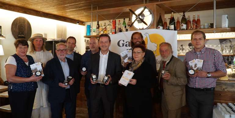 Gastwirte und Gänsebauern aus dem Südburgenland präsentierten gemeinsam mit Ing. Christian Reicher, Ing. Cäcilia Geissegger (Bezirksreferat Güssing/Jennersdorf) und Präsident DI Nikolaus Berlakovich im HangarONE in Güttenbach die neuen Produkte "Gans im Glas". V.l.n.r: Ing. Cäcilia Geissegger (Bezirksreferat Güssing/Jennersdorf), Gänsebauer Siegfried Marth, Gastwirt Ernst Engel, Ing. Christian Reicher (Bezirksreferat Güssing/Jennersdorf), Gastwirt Hannes Zodl, Präsident DI Nikolaus Berlakovich, Gastwirtin Herta Walits-Guttmann, Gänsebauern Andreas Knor und Johannes Mutschlechner, Gastwirt Martin Fandl © Kaiser/Bgld. LK Gastwirte und Gänsebauern aus dem Südburgenland präsentierten gemeinsam mit Ing. Christian Reicher, Ing. Cäcilia Geissegger (Bezirksreferat Güssing/Jennersdorf) und Präsident DI Nikolaus Berlakovich im HangarONE in Güttenbach die neuen Produkte "Gans im Glas". V.l.n.r: Ing. Cäcilia Geissegger (Bezirksreferat Güssing/Jennersdorf), Gänsebauer Siegfried Marth, Gastwirt Ernst Engel, Ing. Christian Reicher (Bezirksreferat Güssing/Jennersdorf), Gastwirt Hannes Zodl, Präsident DI Nikolaus Berlakovich, Gastwirtin Herta Walits-Guttmann, Gänsebauern Andreas Knor und Johannes Mutschlechner, Gastwirt Martin Fandl © Kaiser/Bgld. LK