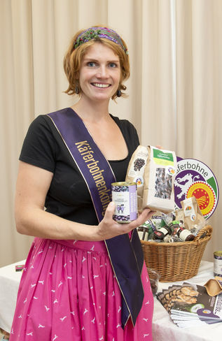 : Käferbohnenkönigin Michaela Summer präsentiert die ständig wachsende Zahl an Käferbohnenprodukten © Foto Fischer : Käferbohnenkönigin Michaela Summer präsentiert die ständig wachsende Zahl an Käferbohnenprodukten © Foto Fischer
