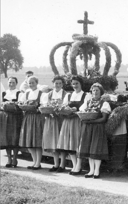 Dankbar für eine gute Ernte zeigten sich die Bäuerinnen auch früher. © Archiv/Standl