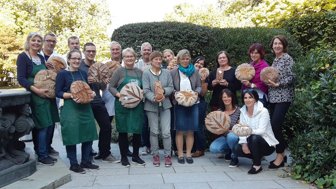 Jury macht sich die Qualitätsprüfung der 80 Brote nicht einfach © LK OÖ