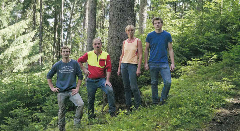 Die Familie Pusterhofer aus Niklasdorf ist ein Beispiel für nachhaltige Familienforstwirtschaft, die auf ihr Eigentum Rücksicht nimmt (oben). Im Amazonasgebiet sind die Besitzverhältnisse völlig anders geregelt. © LK Salzburg, Victor Moriyama Die Familie Pusterhofer aus Niklasdorf ist ein Beispiel für nachhaltige Familienforstwirtschaft, die auf ihr Eigentum Rücksicht nimmt (oben). Im Amazonasgebiet sind die Besitzverhältnisse völlig anders geregelt. © LK Salzburg, Victor Moriyama