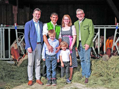 LK-Präsident Quehenberger und Landesrat Schwaiger sind für eine Ausweitung der Fördermaßnahme, im Bild mit Familie Höpflinger. © Kronreif