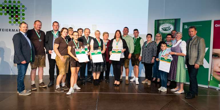 Präsident der LK Steiermark Franz Titschenbacher, Obmann der Direktvermarkter in der Steiermark Franz Deutschmann und Obfrau der Direktvermarkter des Burgenlandes Ök.-Rat Elisabeth Aufner mit den Ausgezeichneten des Burgenlandes. © Werner Krug Präsident der LK Steiermark Franz Titschenbacher, Obmann der Direktvermarkter in der Steiermark Franz Deutschmann und Obfrau der Direktvermarkter des Burgenlandes Ök.-Rat Elisabeth Aufner mit den Ausgezeichneten des Burgenlandes. © Werner Krug