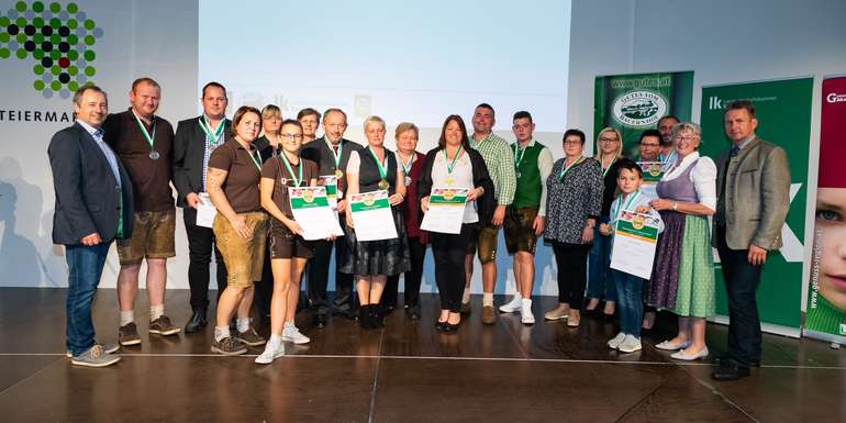 Präsident der LK Steiermark Franz Titschenbacher, Obmann der Direktvermarkter in der Steiermark Franz Deutschmann und Obfrau der Direktvermarkter des Burgenlandes Ök.-Rat Elisabeth Aufner mit den Ausgezeichneten des Burgenlandes. © Werner Krug