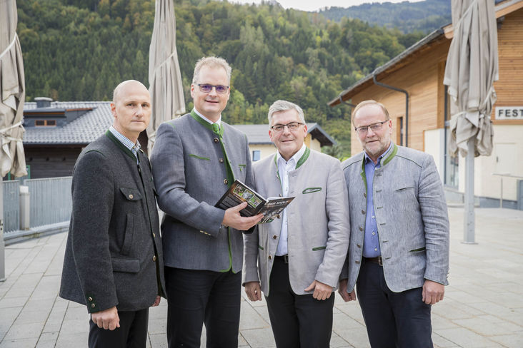 Hubert Stock (Wolfsbeauftragter des Landes), Autor Klaus Hackländer, LR Josef Schwaiger und Silvester Gfrerer (Obmann Alm- und Bergbauernverein) präsentieren die neue Wolfs-Studie. © Land Salzburg