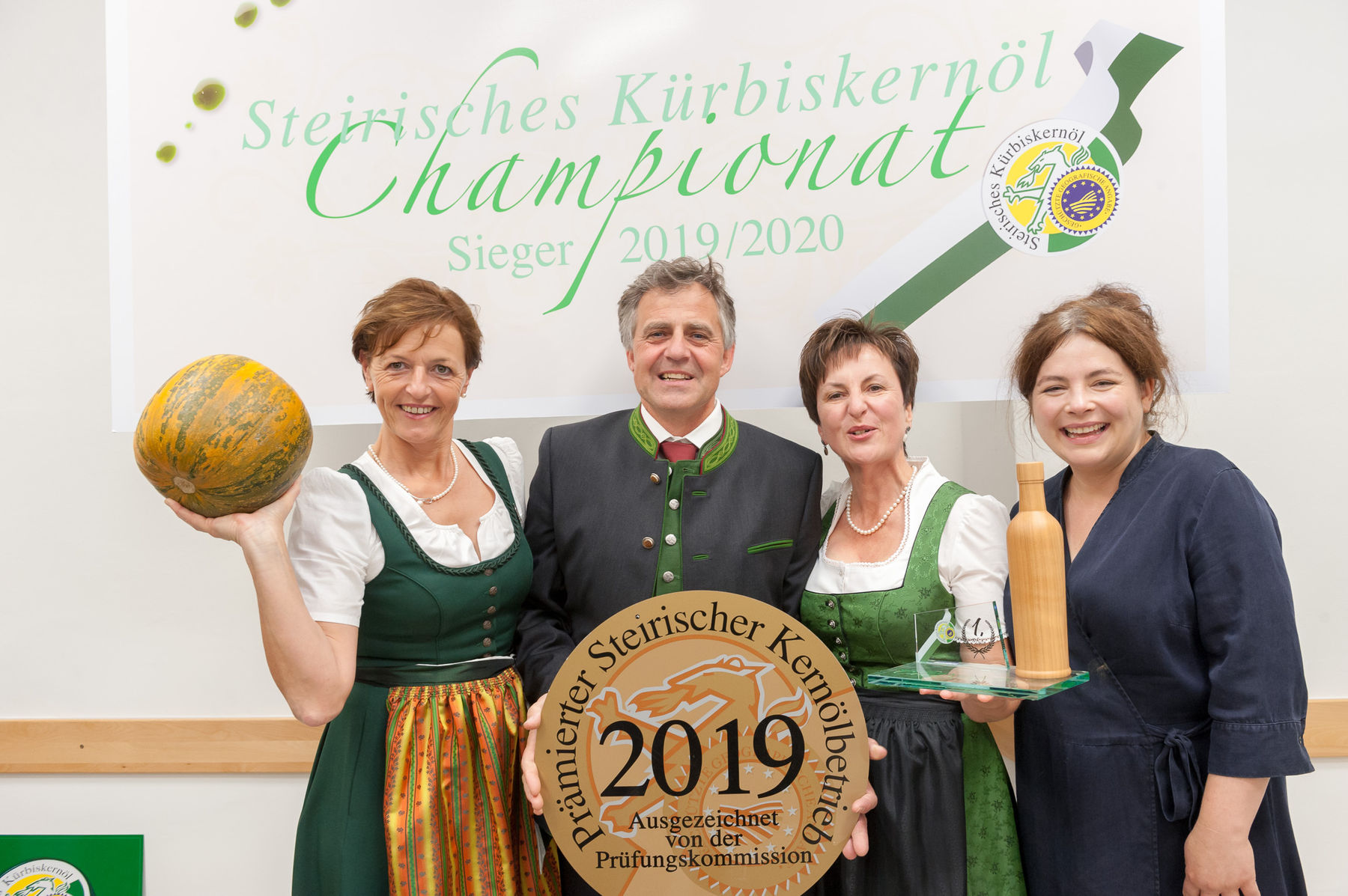 Sterneköchin Maria Groß (links) und Vizepräsidentin Maria Pein (rechts) gratulieren Regina und Anton Zöbl zur höchsten Auszeichnung. © LK-Kristoferitsch