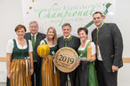 Regina und Anton Zöbl (2.u.3.v.r.) mit Ski-Ass Conny Hütter (3.v.l.), Kürbis-Obmann Franz Labugger (2.v.l.), Vizepräsidentin Maria Pein (l.) und Geschäftsführer Andreas Cretnik (r.) © LK-Kristoferitsch Regina und Anton Zöbl (2.u.3.v.r.) mit Ski-Ass Conny Hütter (3.v.l.), Kürbis-Obmann Franz Labugger (2.v.l.), Vizepräsidentin Maria Pein (l.) und Geschäftsführer Andreas Cretnik (r.) © LK-Kristoferitsch