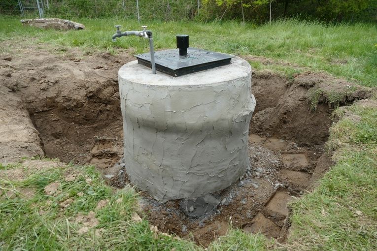 Nun ist der Brunnenschacht wieder dicht. Wir können die Trittplatten nun wieder entfernen. © LK OÖ/Christoph Zaussinger