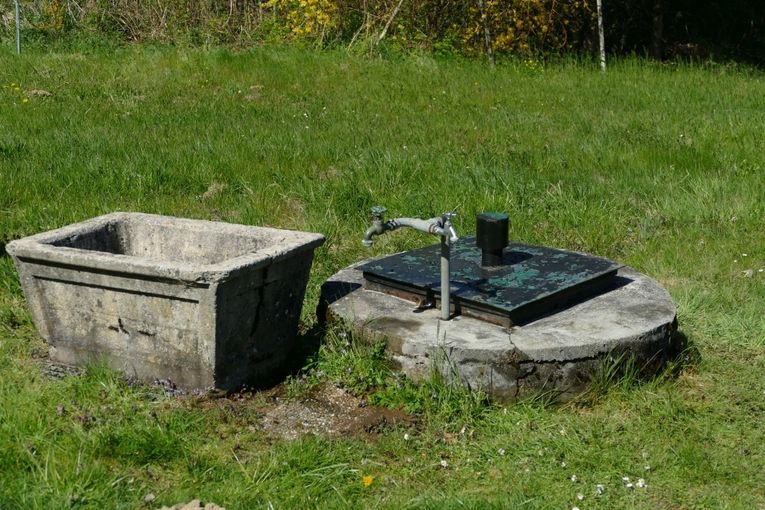 Der alte Hausbrunnen ist rund 100 Jahre alt. Im Laufe der Jahre ist der Beton im oberen Bereich undicht geworden. Regenwasser kann eindringen. © LK OÖ/Christoph Zaussinger