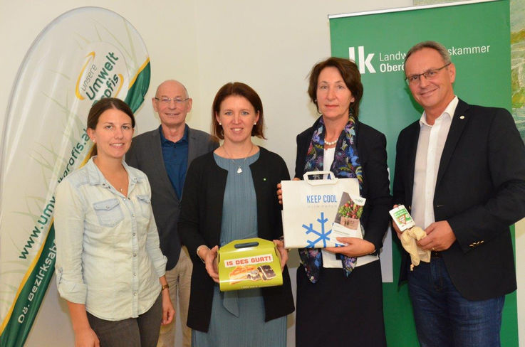 Hohes Verantwortungsbewusstsein auch bei der Landjugend und den Direktvermarktern in OÖ. 
v.l.: Stefanie Schauer (GF LJ OÖ ), DI Thomas Anderer (GF Landesabfallverband), LK-Präsidentin LAbg. Michaela Langer-Weninger, Gabriela Stein (Referentin DV) und Bgm. Roland Wohlmuth (Vorsitzender Landesabfallverband). © LKOÖ