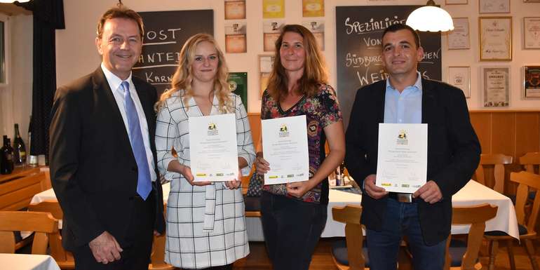 Präsident Berlakovich gratuliert den Gewinnern. Vlnr: Präsident Berlakovich, Stephanie Biricz (Platz 2), Ing. Julia Wolf (Platz 3), René Panner (Platz 1). © Magdalena Kaiser/LK Burgenland