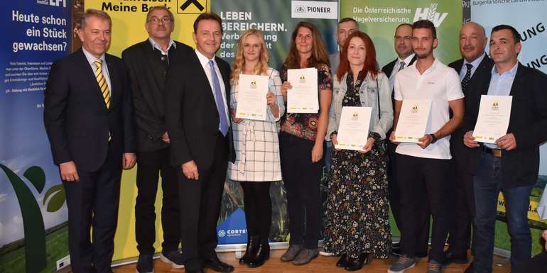 Die Gewinner mit den Sponsoren. Vlnr: Ök.Rat DI Erwin Tinhof (Präsident Raiffeisenbank Burgenland), Ing. Josef Prossenitsch (Pioneer - Corteva), DI Nikolaus Berlakovich (Präsident LK), Stephanie Biricz (Platz 2), Ing Julia Wolf (Platz 3), Natascha und Markus Taucher (Platz 5), DI Günther Kurz (Landesleiter Hagelversicherung), Oliver Michlits (Platz 4), Prof DI Otto Prieler (Kammerdirektor) und René Panner (Platz 1) © Magdalena Kaiser/LK Burgenland