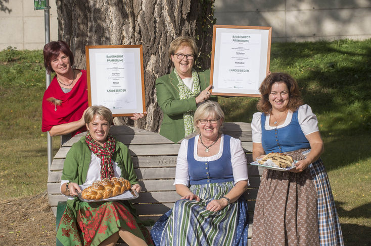 Die strahlenden Landessiegerinnen: Sonja Wippel (1.Reihe links), Fachlehrerin Monika Winter und Direktorin Karin Kohl von der Fachschule  für Land- und Ernährungswirtschaft Hartberg (2.u.3.v.l.). Verkostungschefin Eva Lipp und Landesbäuerin Auguste Maier (2. Reihe v.l.n.r.) gratulieren. © LK-Foto Fischer