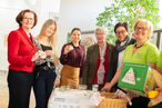 Rektorin Elgrid Messner (l.) beim Butterschütteln mit Studentinnen, Landesbäuerin-Stellvertreterin Grete Auer (3.v.r.), Andrea Muster (2.v.r.) und einer steirischen Seminarbäuerin. © LK-Danner