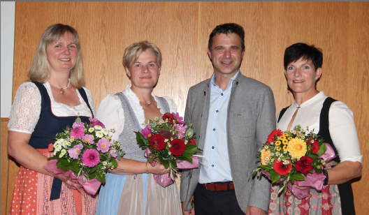 Die neue Landesbäuerin mit LK-Präsident Rupert Quehenberger und ihren Stellvertreterinnen Monika Stöllberger (li.) und Julinde Posch (re.). © Eder