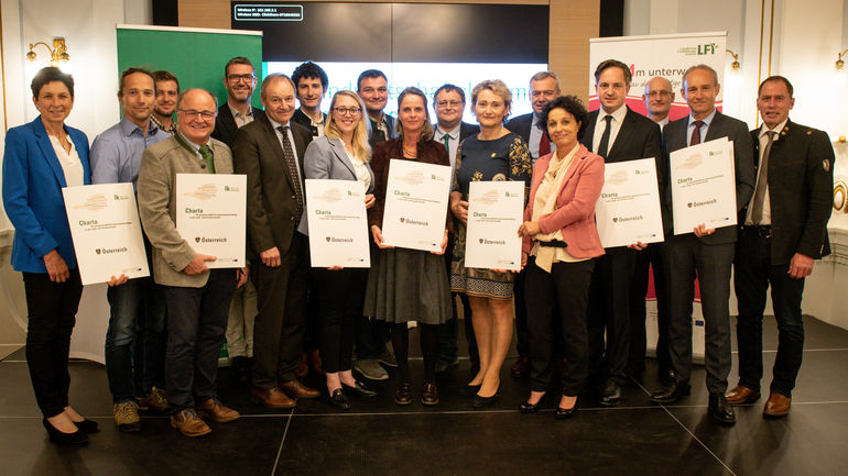 Vertreter von Waldverband Österreich, der Österreichische Weinbauverband, die ARGE Meister, BIO AUSTRIA, Green Care Österreich, der Verband österreichischer Schweinebauern (VÖS), der Österreichische Bundesverband für Schafe und Ziegen (ÖBSZ) sowie die Zentralen Arbeitsgemeinschaften der österreichischen Rinderzüchter (ZAR), der österreichischen Geflügelwirtschaft (ZAG) und der Pferdezüchter (ZAP), LKÖ-Präsident Josef Moosbrugger (rechts außen) und Bundesbäuerin Andrea Schwarzmann (links außen). © LKÖ/Wirlphoto