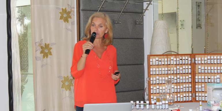 Christine Feik, ärztlich geprüfte Aromapraktikerin, referierte in Gols zum Thema "Ätherische Öle zur Unterstützung der Gesundheit und des Wohlbefindens" © Ulram/Bgld. LK