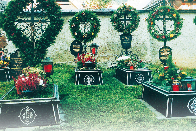 An manchen Friedhöfen wird eine einheitliche Gräberkultur gepflegt, wie hier in Lessach. © Archiv/Standl