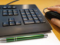 Tastatur_Kugelschreiber_Hand © LK Tirol