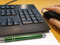 Tastatur_Kugelschreiber_Hand © LK Tirol