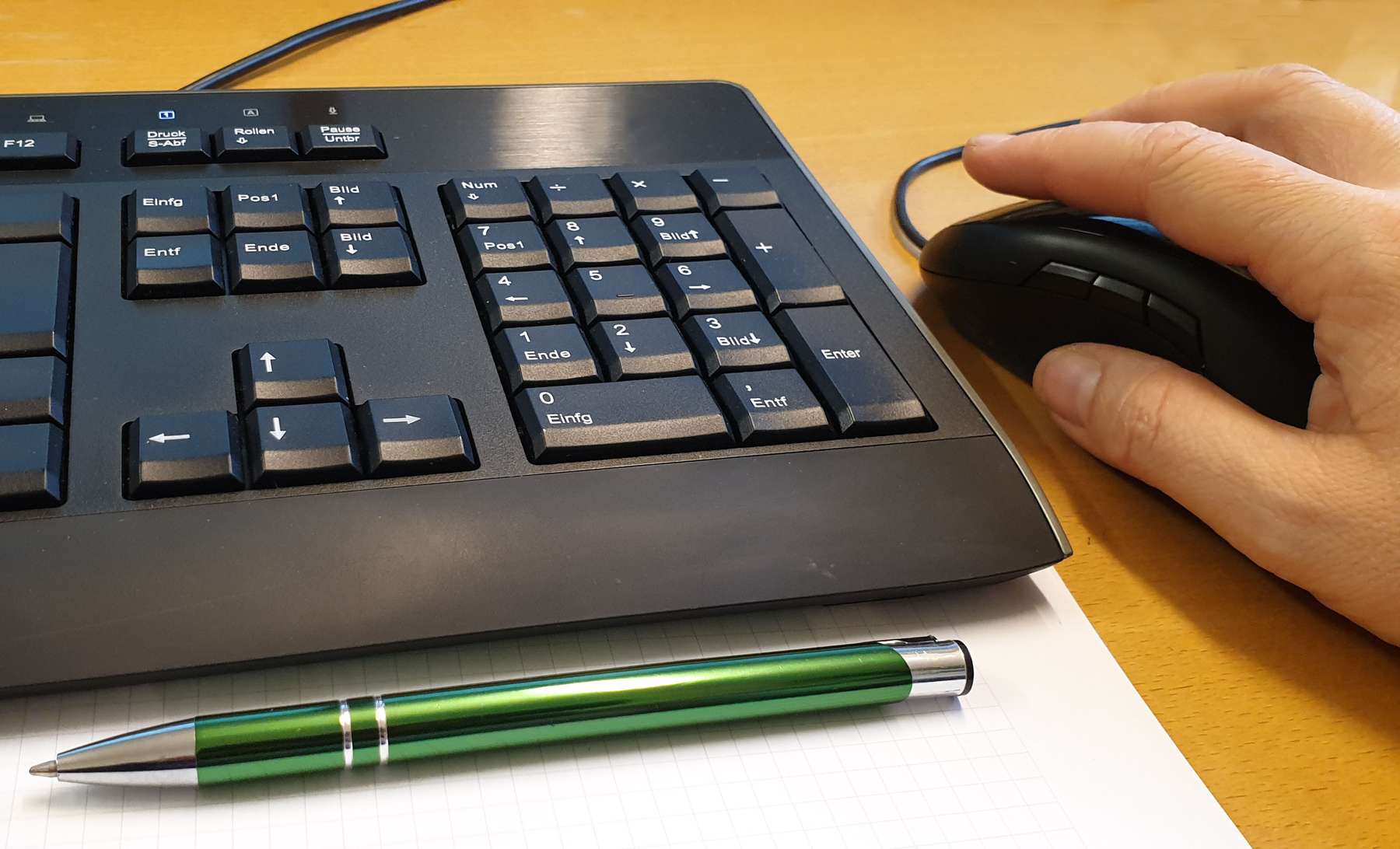 Tastatur_Kugelschreiber_Hand.jpg © LK Tirol