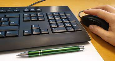Tastatur_Kugelschreiber_Hand.jpg © LK Tirol