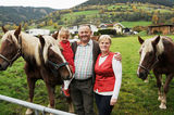 Paul und Claudia Entleitner mit ihrer Enkeltochter Valentina und den Noriker-Pferden © LK Salzburg/Dürnberger