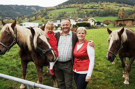Paul und Claudia Entleitner mit ihrer Enkeltochter Valentina und den Noriker-Pferden © LK Salzburg/Dürnberger Paul und Claudia Entleitner mit ihrer Enkeltochter Valentina und den Noriker-Pferden © LK Salzburg/Dürnberger