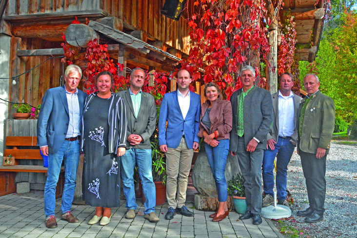 Nachhaltigkeit und Klimaeffizienz in der Landwirtschaft und im Tourismus sicherstellen: Darüber diskutierten Hans Dittrich (Sprecher Reisekooperative mein-reisespezialist), KEM-Managerin Mag. Susanne Radke, LAbg. Josef Scheinast, LAbg. Bgm. Hannes Schernthaner, Referentin Dr. Anita Idel, BBK-Obmann Ök.-Rat Klaus Vitzthum, Günter Innerhofer (Smaragdhotel Tauernblick) und Dir. Christian Dullnigg (LFS Bruck). © Archiv Nachhaltigkeit und Klimaeffizienz in der Landwirtschaft und im Tourismus sicherstellen: Darüber diskutierten Hans Dittrich (Sprecher Reisekooperative mein-reisespezialist), KEM-Managerin Mag. Susanne Radke, LAbg. Josef Scheinast, LAbg. Bgm. Hannes Schernthaner, Referentin Dr. Anita Idel, BBK-Obmann Ök.-Rat Klaus Vitzthum, Günter Innerhofer (Smaragdhotel Tauernblick) und Dir. Christian Dullnigg (LFS Bruck). © Archiv