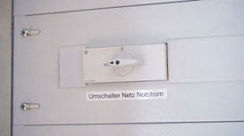 Mit einem Hauptschalter lässt sich zwischen Noteinspeisung und regulären Netzbetrieb wählen. Vor der Einspeisung mit dem eigenen Generator sollen alle großen Verbraucher abgeschalten werden. Diese werden je nach Notwendigkeit einzeln zugeschalten - je nachdem welche Leistung der Generator liefert © LK Salzburg/Dürnberger Mit einem Hauptschalter lässt sich zwischen Noteinspeisung und regulären Netzbetrieb wählen. Vor der Einspeisung mit dem eigenen Generator sollen alle großen Verbraucher abgeschalten werden. Diese werden je nach Notwendigkeit einzeln zugeschalten - je nachdem welche Leistung der Generator liefert © LK Salzburg/Dürnberger