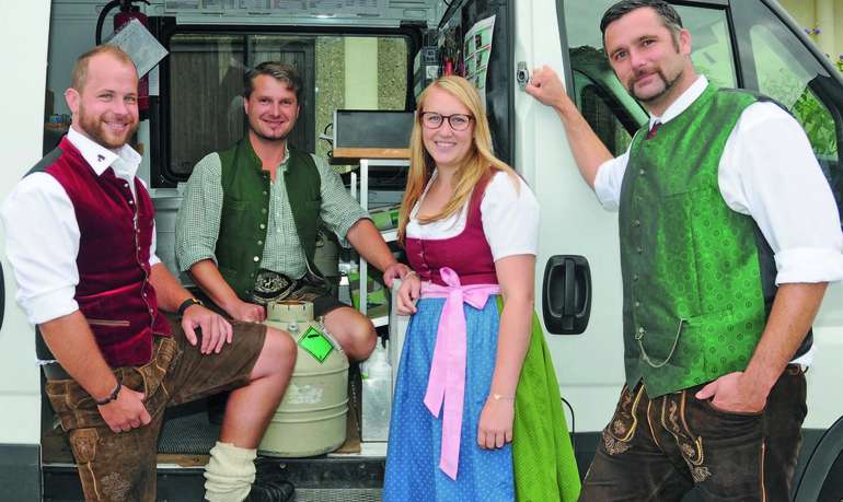 DAS AUSLIEFERUNGSTEAM der Besamung Kleßheim wird ab Oktober mit zwei Bussen am Dienstag und Mittwoch unterwegs sein. Dadurch ergibt sich ein neuer Turnus mit zusätzlichen Sammelstellen. © Dürnberger DAS AUSLIEFERUNGSTEAM der Besamung Kleßheim wird ab Oktober mit zwei Bussen am Dienstag und Mittwoch unterwegs sein. Dadurch ergibt sich ein neuer Turnus mit zusätzlichen Sammelstellen. © Dürnberger