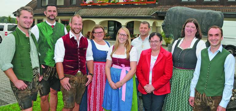 DAS TEAM DER BESAMUNG (v. l.): Wolf gang Geier, Andreas Bernhardt, Bernhard Schernthaner, Maria Schmidhuber, 
Sophie Lankmayer, Milan Dohnal, Geschäftsführerin und Tierzuchtdirektorin Irmgard Mitterwallner, Erika Prüssing und Depottierarzt Philipp Messner © Dürnberger