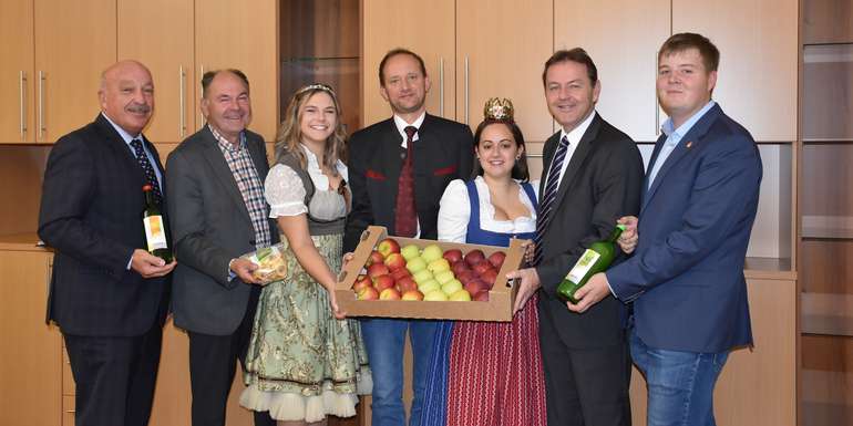 Die Apfelkönigin zu Besuch in der Landwirtschaftskammer.jpg